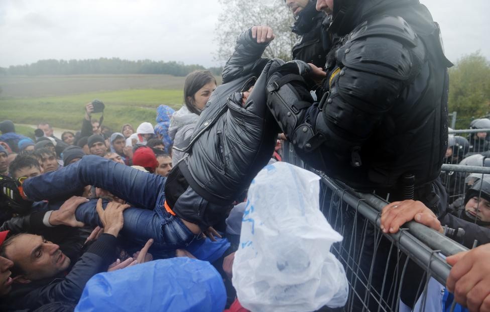 Các nước vùng Balkan đau đầu đối phó với làn sóng người dân tị nạn đổ về ngày một đông vào hôm 19/10 khi Hungary đóng cửa biên giới phía nam, còn Slovenia áp dụng biện pháp hạn chế người nhập cư. Động thái trên khiến hàng nghìn  người tị nạn  phải sống vật vạ "màn trời chiếu đất" giữa cái rét đầu đông ở Châu Âu.